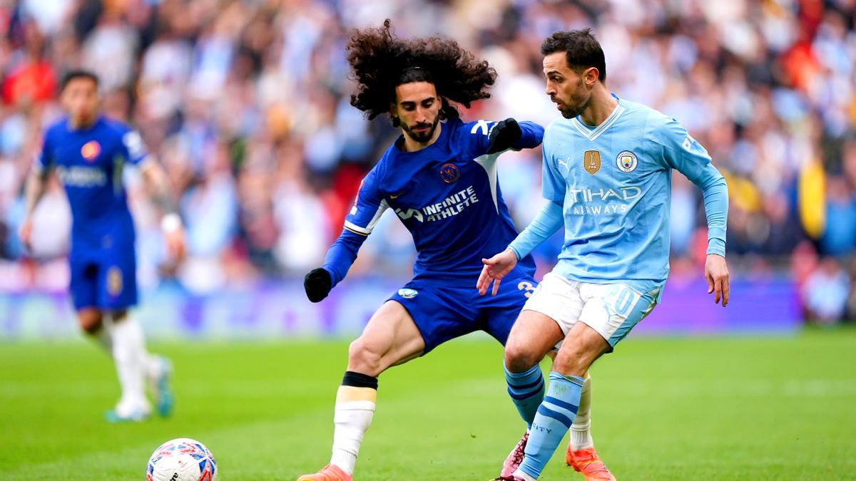 Marc Cucurella y Bernardo Silva, con el Chelsea y el Manchester City, respectivamente.