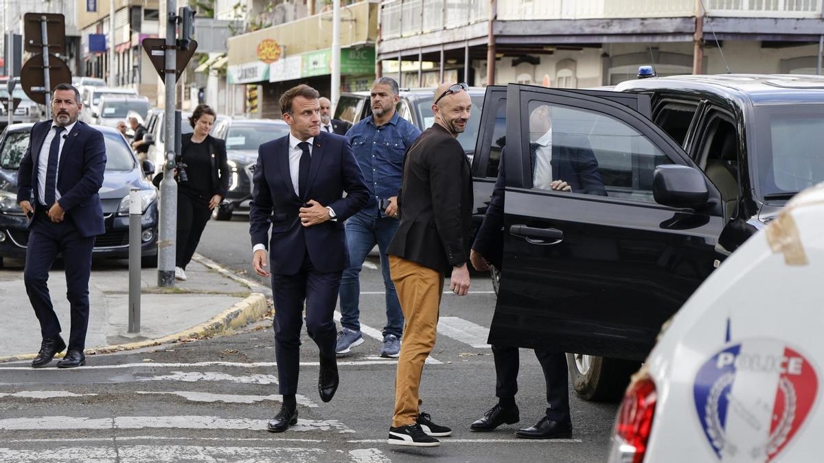Emmanuel Macron visita la estación de policía en Noumea, Nueva Caledonia.