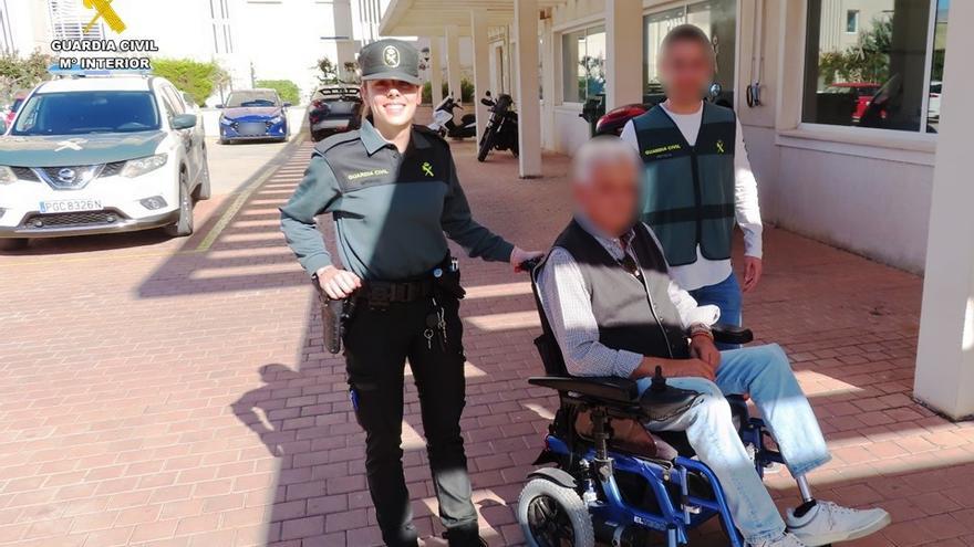 Agentes de la Guardia Civil con el hombre al que le robaron la silla de ruedas.