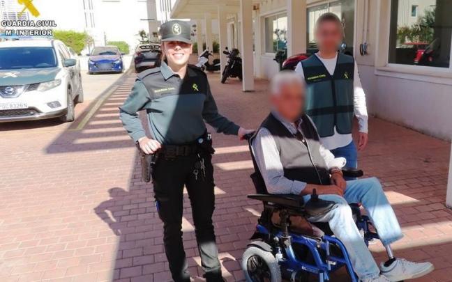 Agentes de la Guardia Civil con el hombre al que le robaron la silla de ruedas.