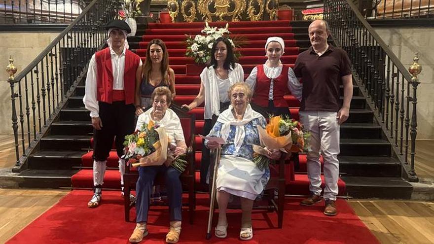 La alcaldesa y la edil Lierni Altube hicieron entrega de los pañuelos conmemorativos.