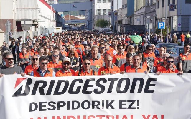 En imágenes: Miles de personas se manifiestan en Basauri contra los despidos en Bridgestone / Borja Guerrero En imágenes: Miles de personas se manifiestan en Basauri contra los despidos en Bridgestone