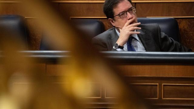 El ministro para la Transformación Digital, Óscar López, durante una sesión plenaria en el Congreso, a 11 de diciembre de 2025.