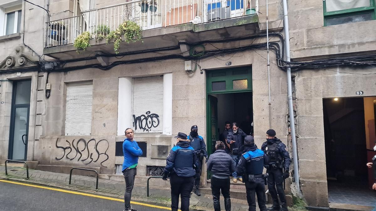 Localizado un cadáver en el número 13 de la calle Fisterra de Vigo, momentos antes de que se realice el desalojo forzoso del edificio.