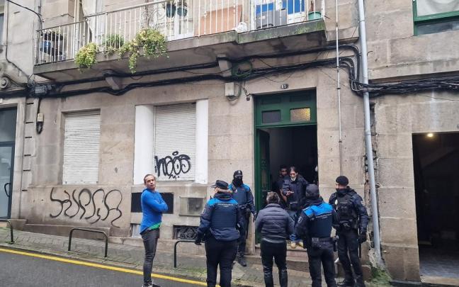 Localizado un cadáver en el número 13 de la calle Fisterra de Vigo, momentos antes de que se realice el desalojo forzoso del edificio. Localizado un cadáver en el número 13 de la calle Fisterra de Vigo, momentos antes de que se realice el desalojo forzoso del edificio.