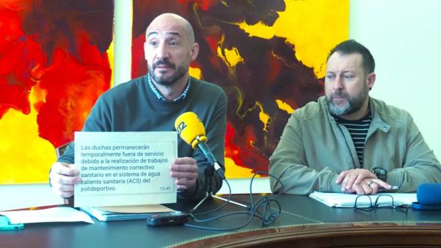 Iñaki Iraola, acompañado por el concejal de Deportes, Andonio Ameztoy, en la comparencia ante la prensa.
