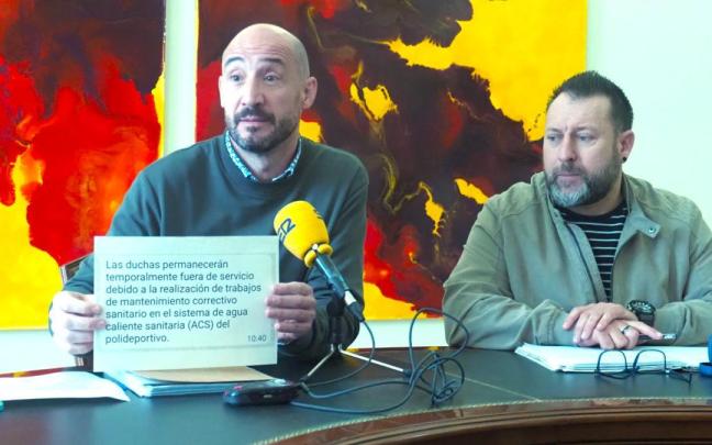 Iñaki Iraola, acompañado por el concejal de Deportes, Andonio Ameztoy, en la comparencia ante la prensa.