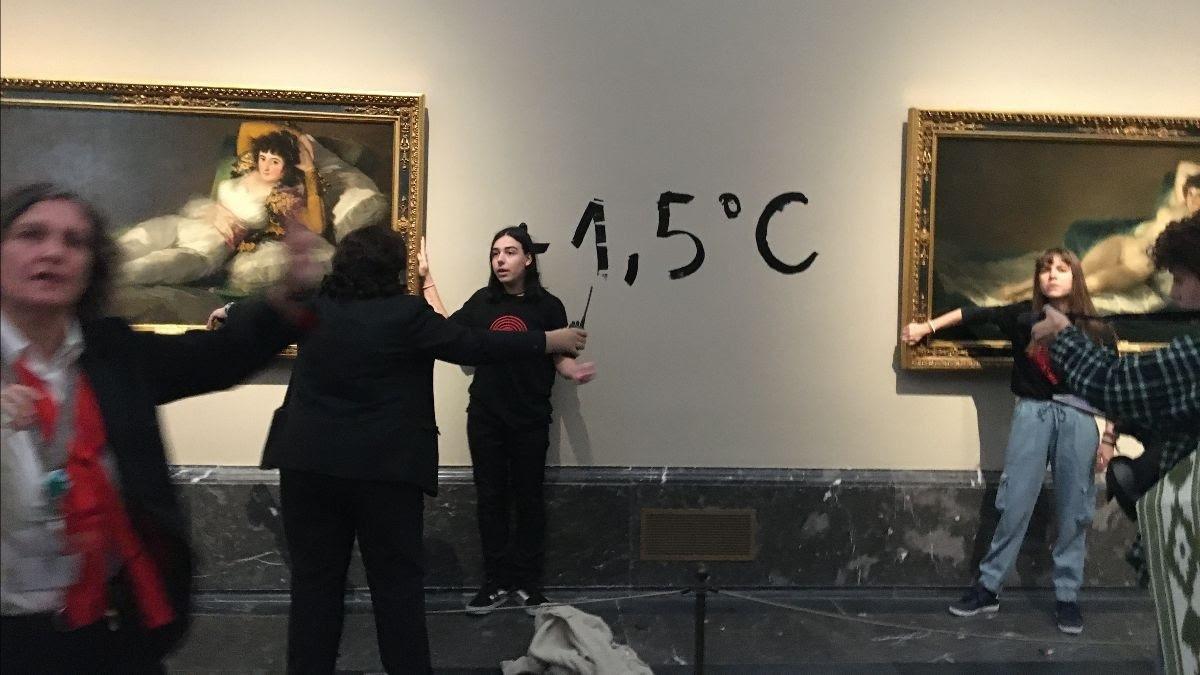 Varias activistas de Futuro Vegetal se pegan al marco de los cuadros de 'Las Majas' de Goya en el Museo del Prado.