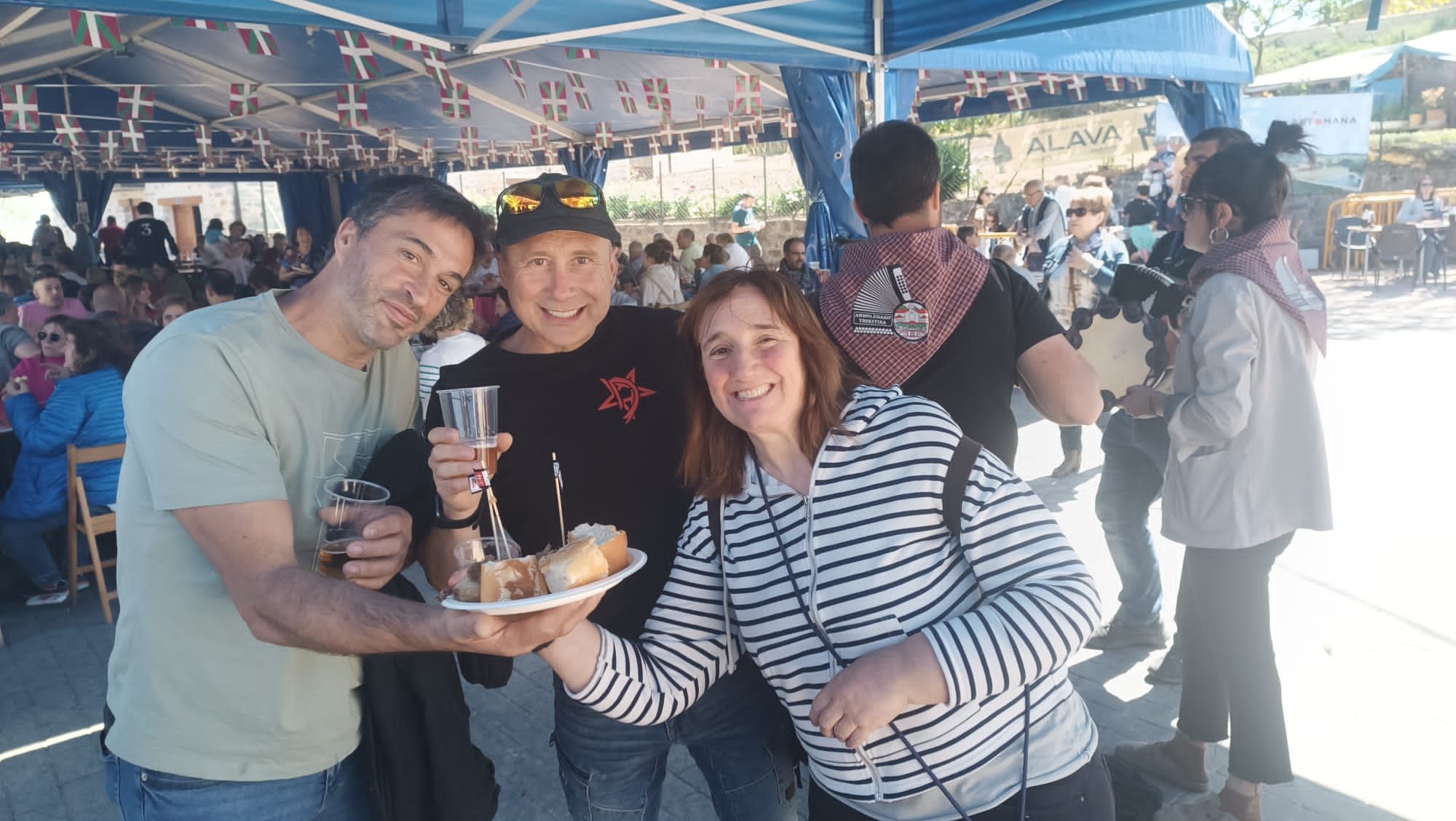 Ambiente que se forma en Artomaña durante la degustación del asado solidario de ternera