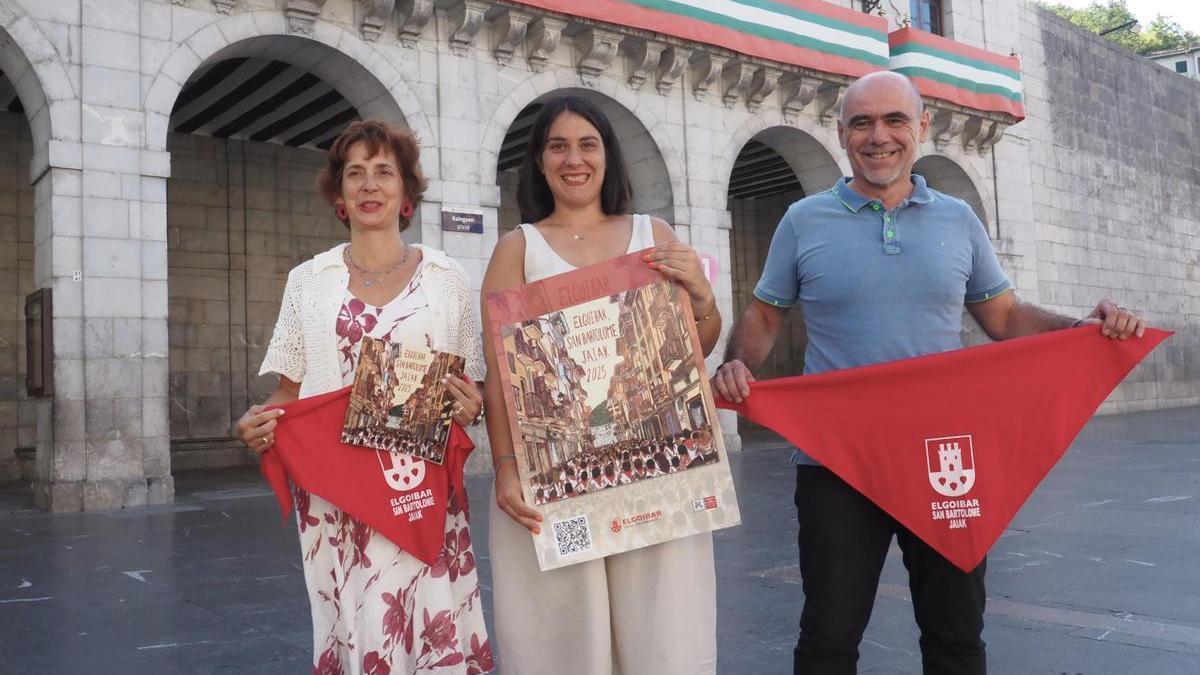 Andrea Arriola, Maialen Gurrutxaga y Jon Peli Uriguen, representante del coro Etxegiña, en la presentación de las fiestas de San Bartolomé.
