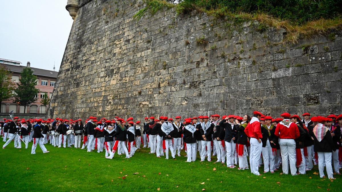 Dos participantes del Alarde de Hondarribia el pasado día 8 con integrantes de la compañía Jaizkibel en Gernikako Arbola.