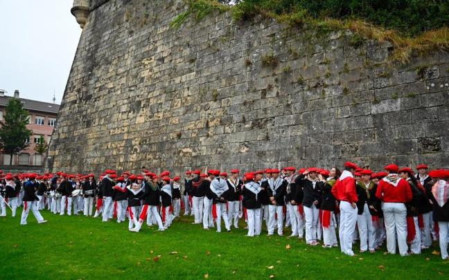 Dos participantes del Alarde de Hondarribia el pasado día 8 con integrantes de la compañía Jaizkibel en Gernikako Arbola.
