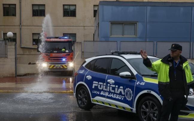 Una unidad de los bomberos trabaja en el achique de agua del centro de salud de Burjassot, Valencia. Una unidad de los bomberos trabaja en el achique de agua del centro de salud de Burjassot, Valencia.