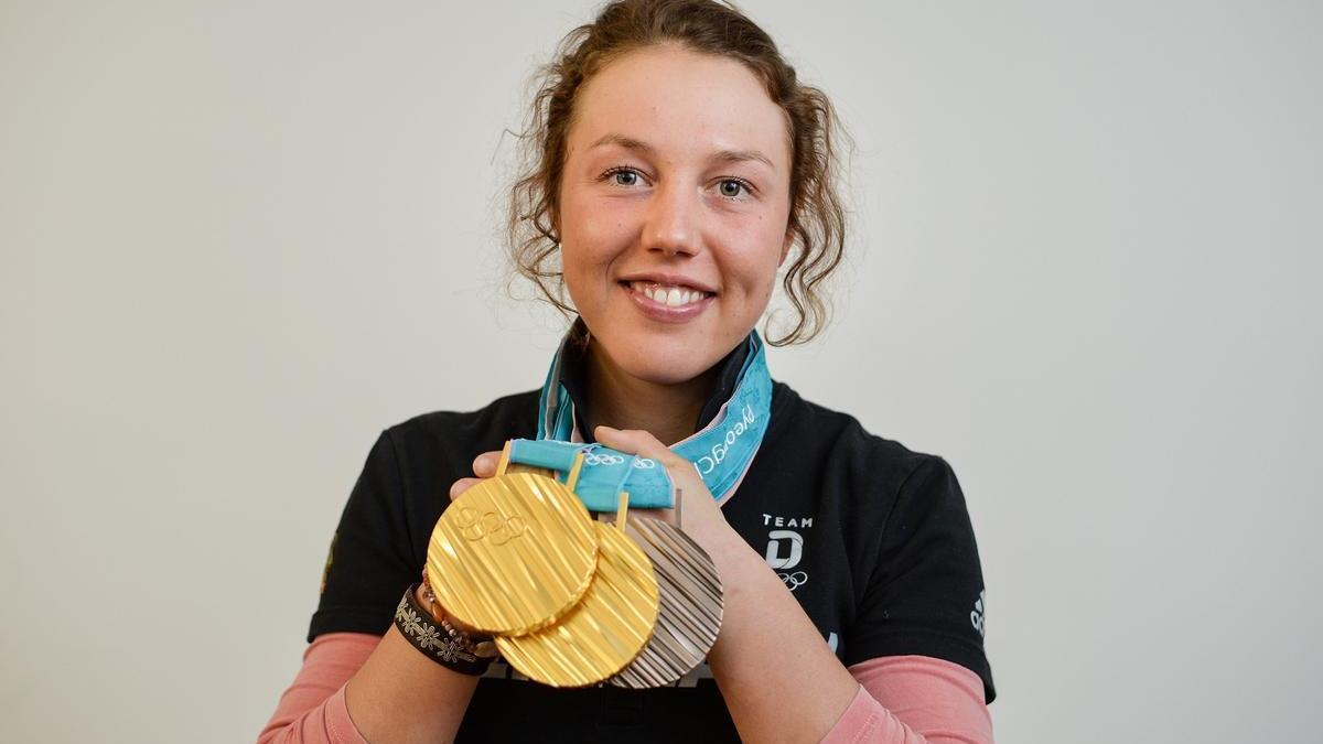 Laura Dahlmeier posa con sus medallas olímpicas.