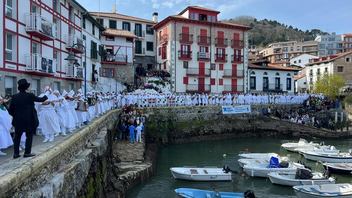 Los Atorrak durante el pasacalles de los Aratustes 2025.