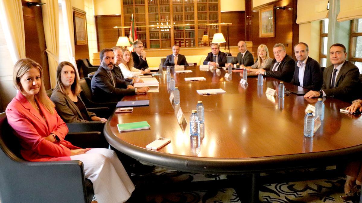 Imagen de la reunión que han mantenido Azpiazu y Hurtado con representantes de varias entidades financieras.