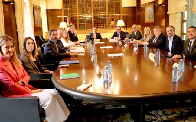 Imagen de la reunión que han mantenido Azpiazu y Hurtado con representantes de varias entidades financieras. Imagen de la reunión que han mantenido Azpiazu y Hurtado con representantes de varias entidades financieras.