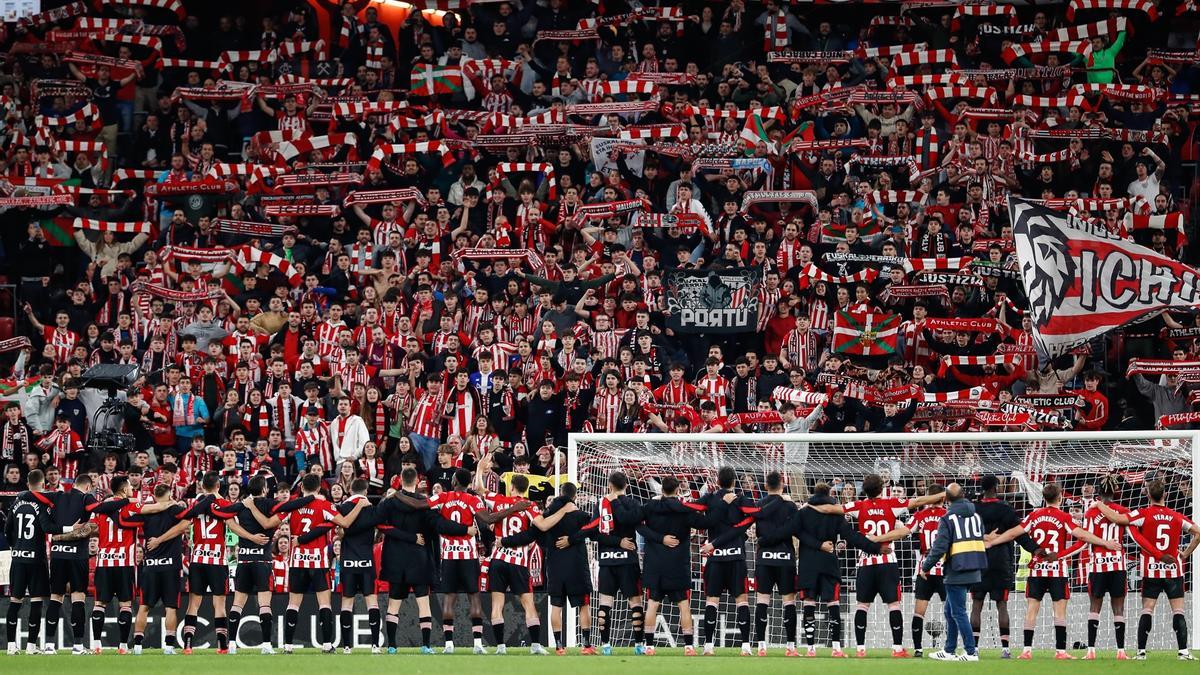Los jugadores del Athletic celebran la victoria con la Herri Harmaila / DEIA