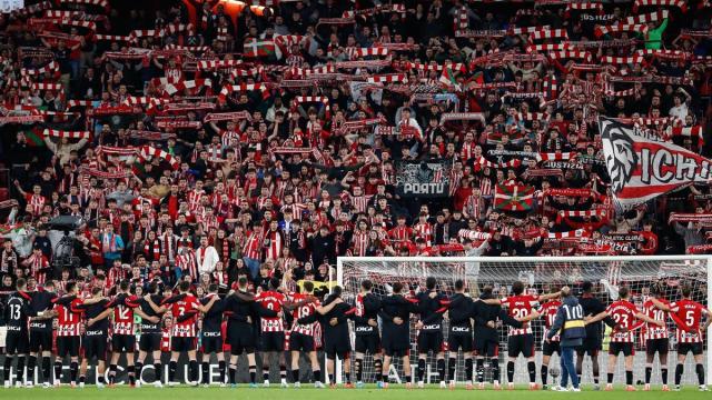 Los jugadores del Athletic celebran la victoria con la Herri Harmaila / DEIA Los jugadores del Athletic celebran la victoria con la Herri Harmaila / DEIA