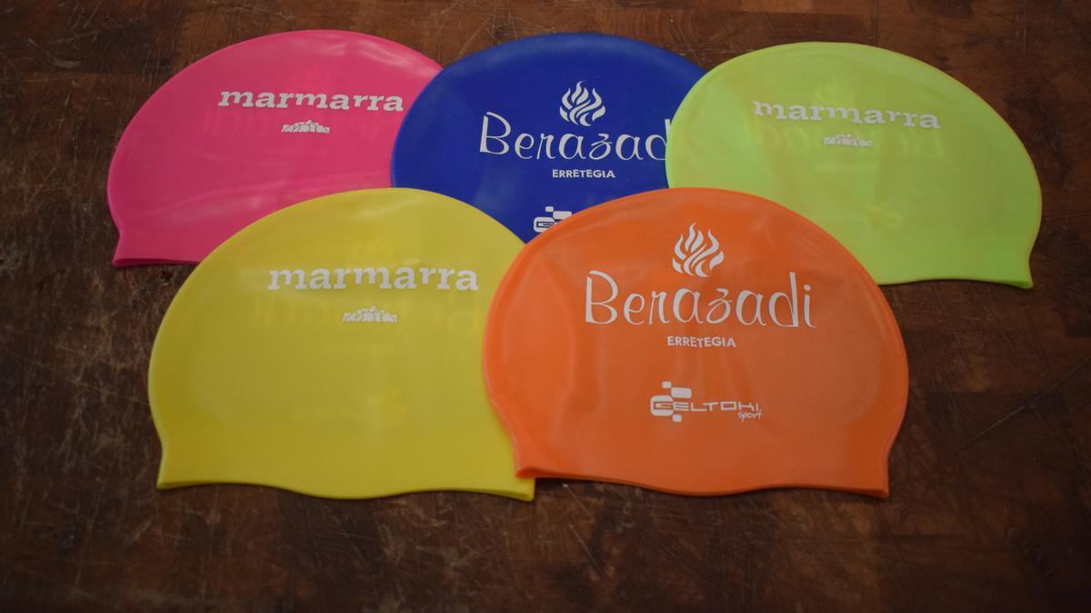 Gorros de natación del triatlón de este sábado en Zarautz.