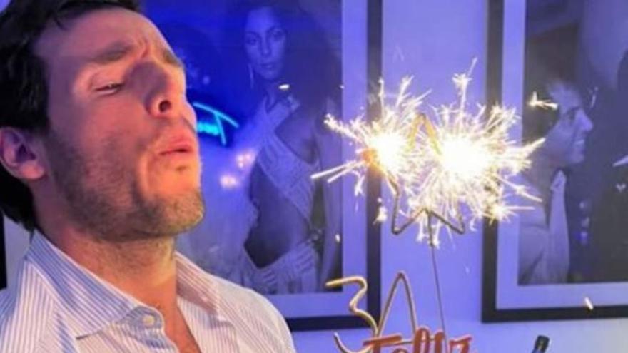 Íñigo Onieva sopla las velas durante la celebración de su 34 cumpleaños.