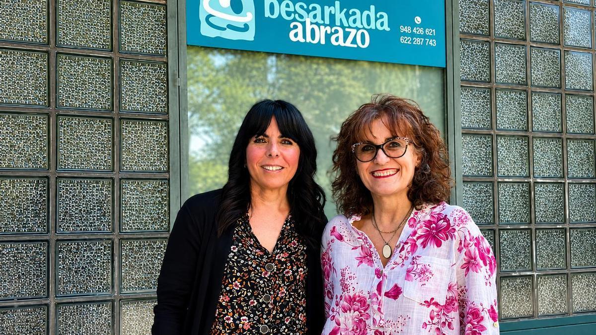 Felisa y Miren, de la asociación Besarkada-Abrazo, delante de la sede en Pamplona.	[Fotografías: Cedidas]
