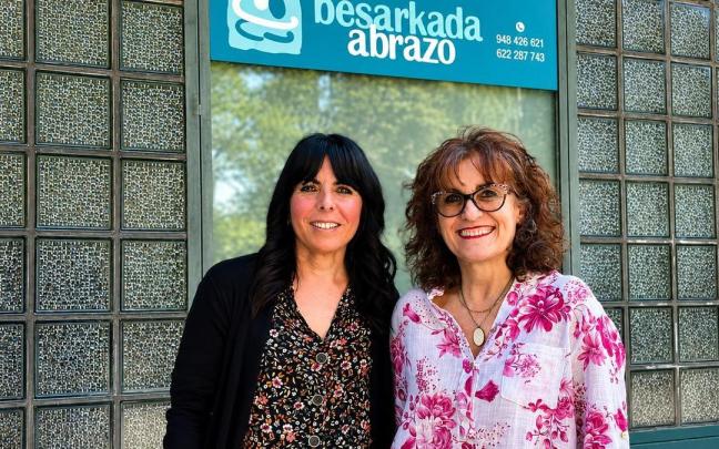 Felisa y Miren, de la asociación Besarkada-Abrazo, delante de la sede en Pamplona.	[Fotografías: Cedidas]