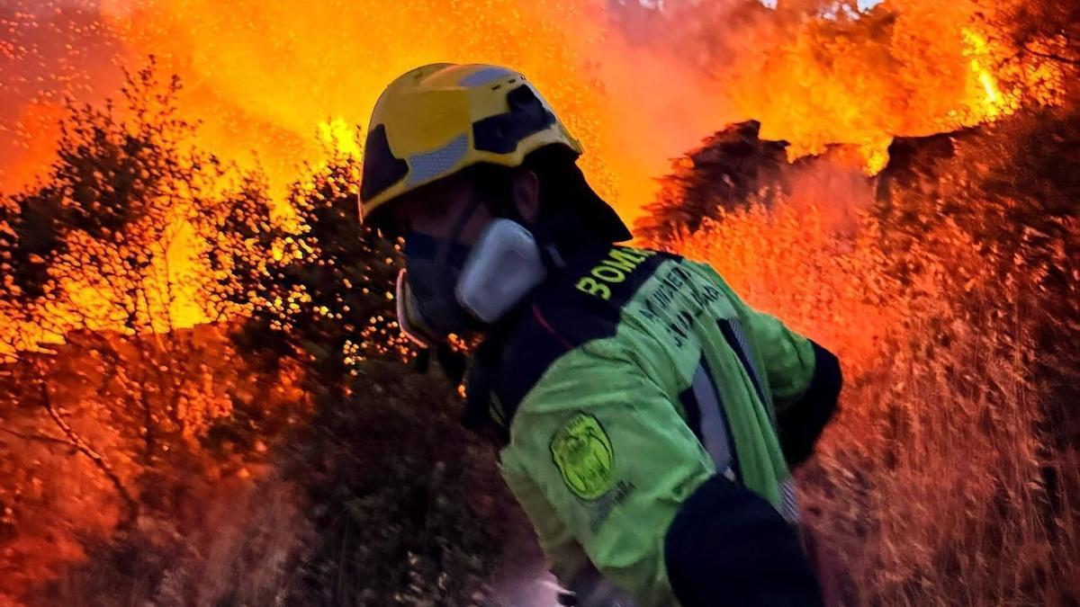 Bomberos y Protección Civil de Guadalajara mantienen su operativo en La Mierla.