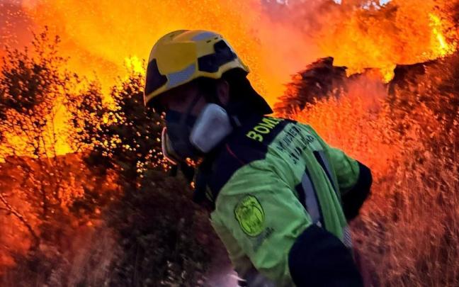 Bomberos y Protección Civil de Guadalajara mantienen su operativo en La Mierla.