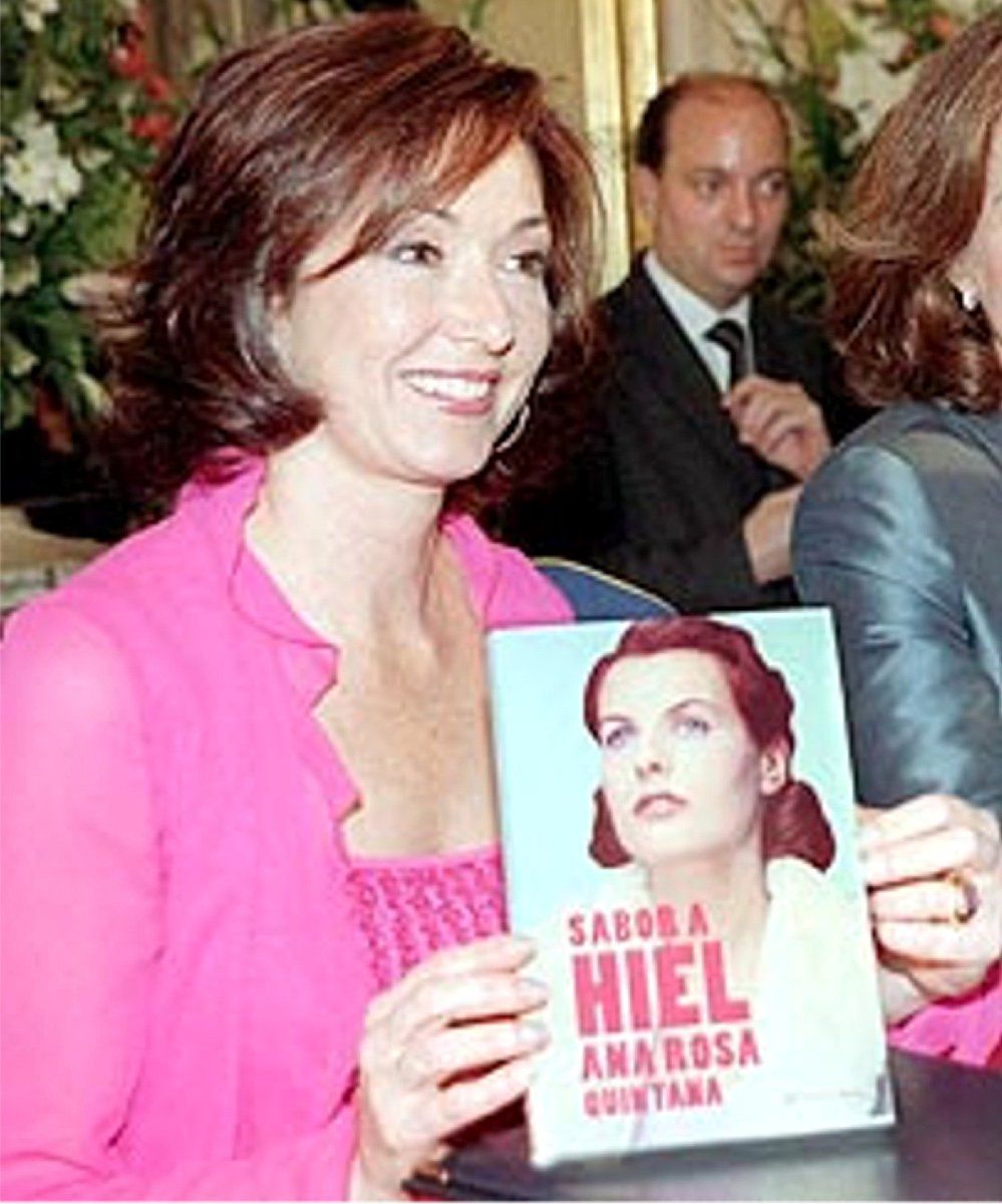 Ana Rosa Quintana, presentando su novela en el año 2000.