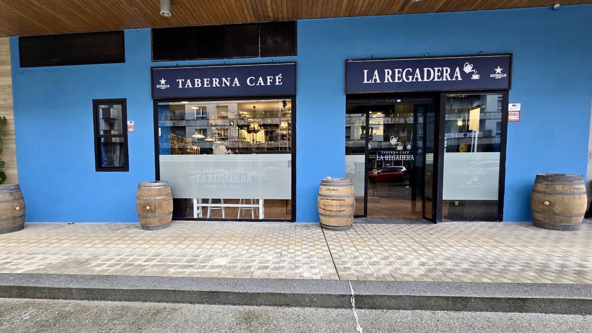 El nuevo bar La Regadera se sitúa en la plaza Primitivo Azpiazu, en el local que antes ocupaba el 100 Montaditos.