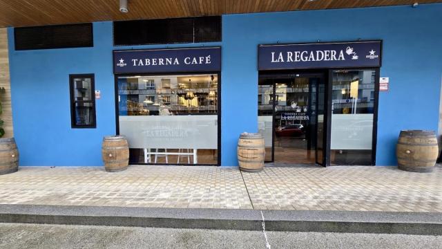El nuevo bar La Regadera se sitúa en la plaza Primitivo Azpiazu, en el local que antes ocupaba el 100 Montaditos.