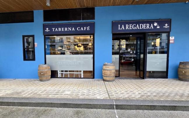 El nuevo bar La Regadera se sitúa en la plaza Primitivo Azpiazu, en el local que antes ocupaba el 100 Montaditos.
