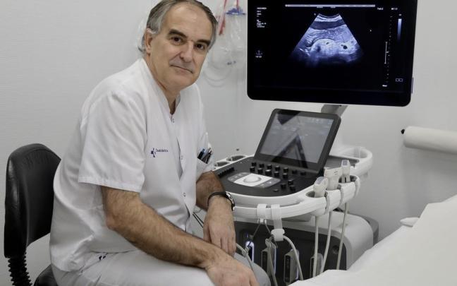 José Luis del Cura, junto a una ecografía.