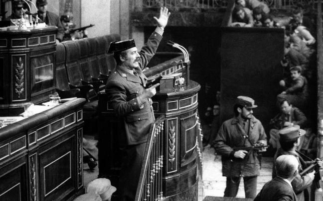 El teniente coronel de la Guardia Civil, Antonio Tejero, accede al Congreso de los Diputados durante la segunda votación de investidura de Leopoldo Calvo Sotelo como presidente del Gobierno.