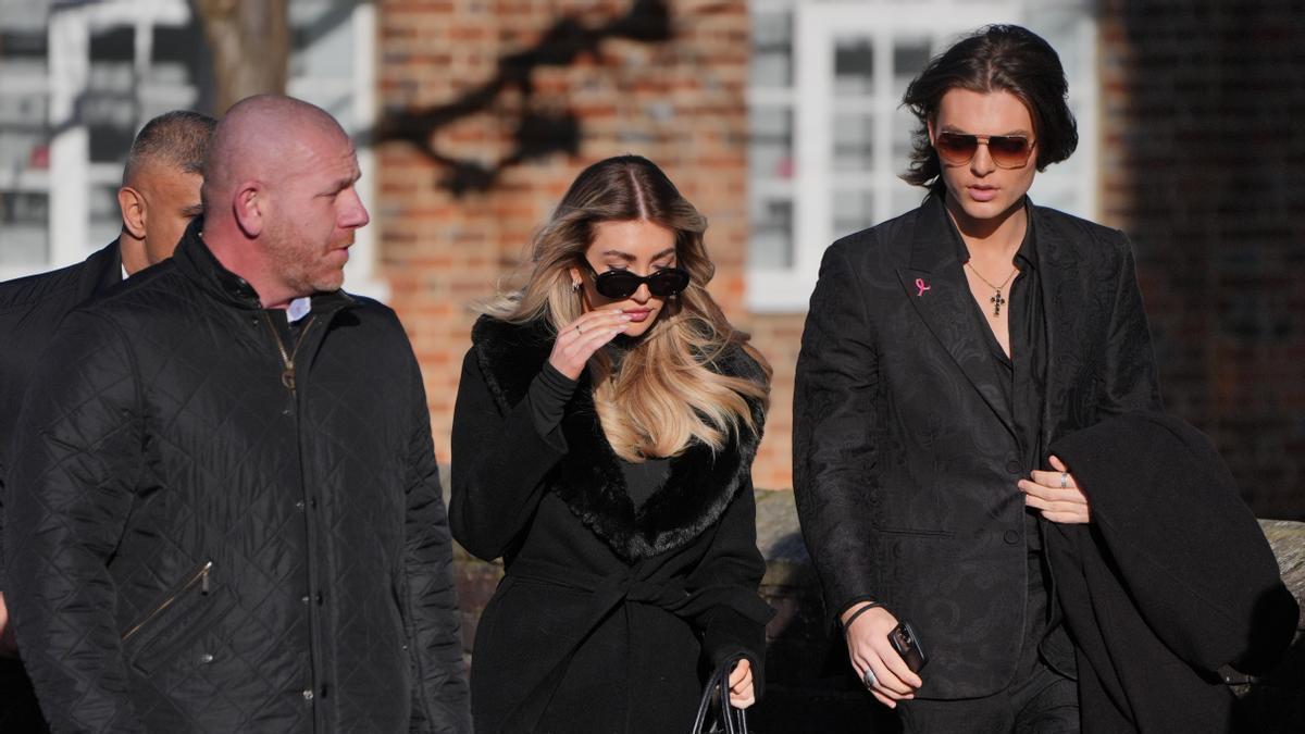 La 'influencer' Kate Cassidy llega al funeral acompañada de Damian Hurley.