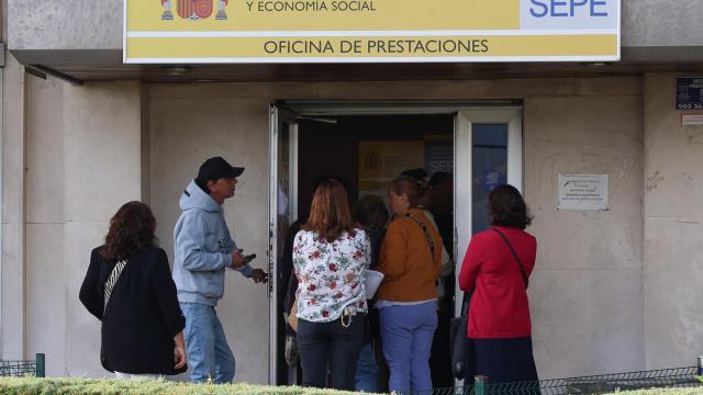 Varias personas en la entrada de una oficina del SEPE.
