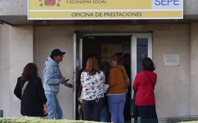 Varias personas en la entrada de una oficina del SEPE.