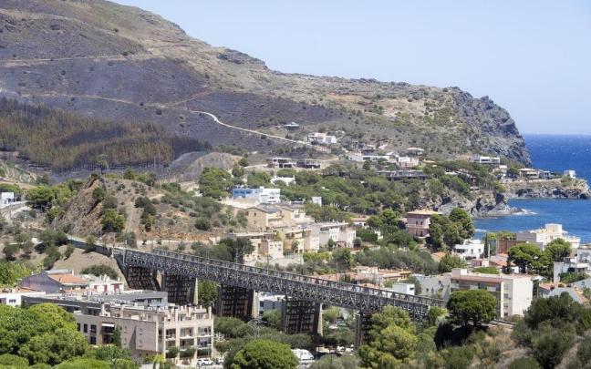 Vista de las zonas afectadas por el incendio que comenzó ayer en Portbou (Girona), y que en estos momentos sigue activo.