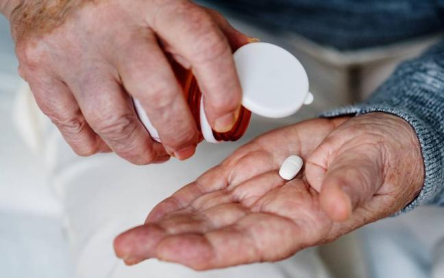 Una persona sostiene una pastilla