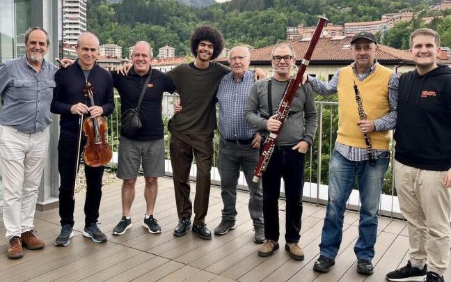 Músicos que repiten y nuevos protagonistas: Néstor Maidagan, Javier Retegi, Iñaki Maidagan, Jon Mestre, Arturo Goicoechea, Iñaki Agirreurreta, Mikel Olazabal y Txomin Maidagan. / Goikobalu. Músicos que repiten y nuevos protagonistas: Néstor Maidagan, Javier Retegi, Iñaki Maidagan, Jon Mestre, Arturo Goicoechea, Iñaki Agirreurreta, Mikel Olazabal y Txomin Maidagan.