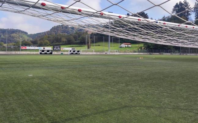 El campo de fútbol de Zestoa será objeto de una profunda renovación el próximo año.