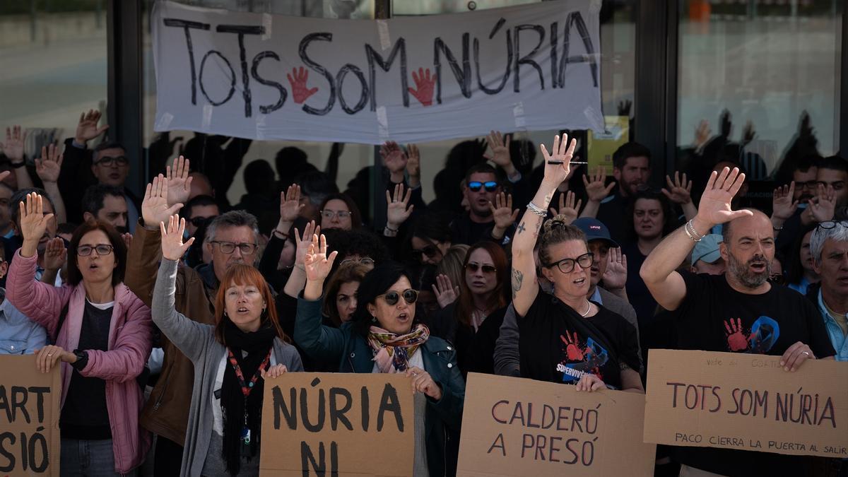 Protesta de funcionarios de prisiones tras el asesinato de una cocinera en la cárcel de Tarragona a manos de un recluso.