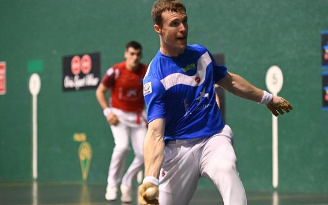 Iñaki Artola, en el duelo ante Ezkurdia.