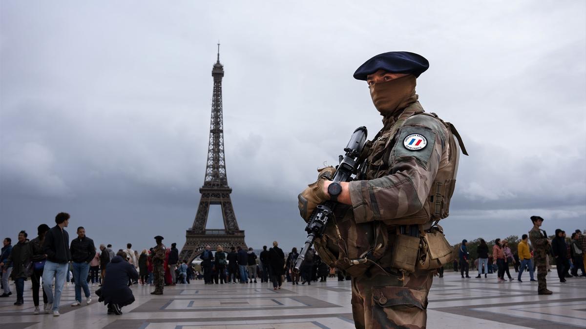 Militares franceses desplegados por una de las amenazas de bomba falsas.