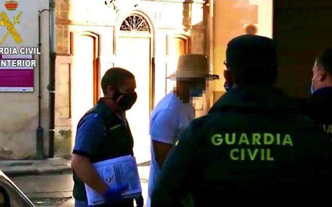 Detención del actor porno Nacho Vidal por la muerte de un fotógrafo en un ritual místico.