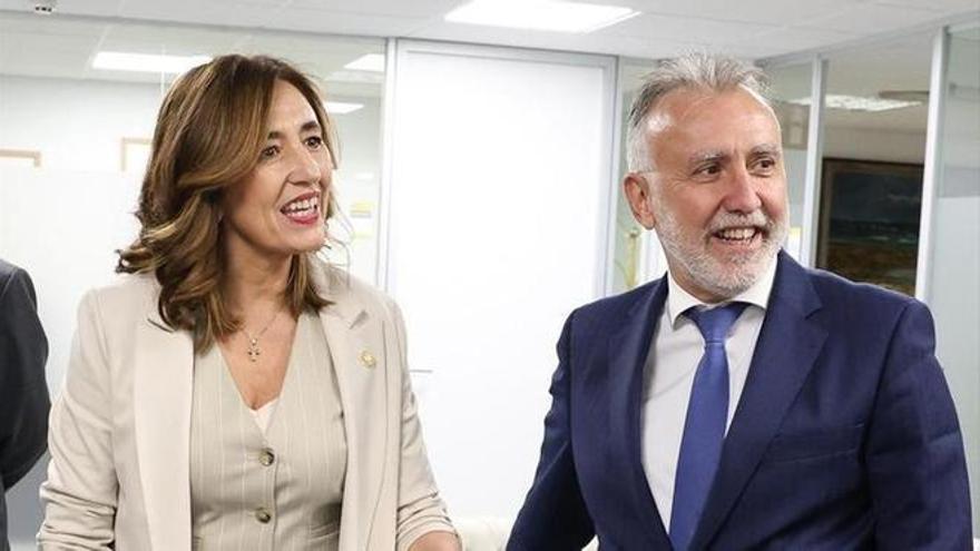 La consejera de Autogobierno, Olatz Garamendi, con el ministro Ángel Víctor Torres