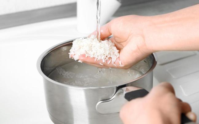Lavar el arroz es una costunbre muy arraigada en las cocinas asiáticas.