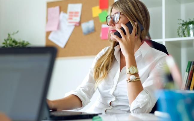 Mujer hablando por teléfono.