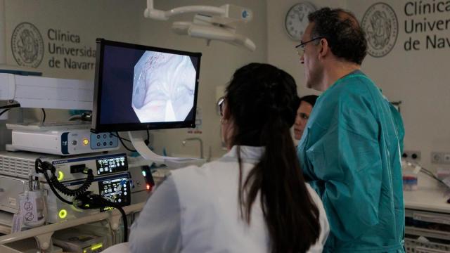 La Unidad de Endoscopia Digestiva de la Clínica Universidad de Navarra durante la realización de una colonoscopia.